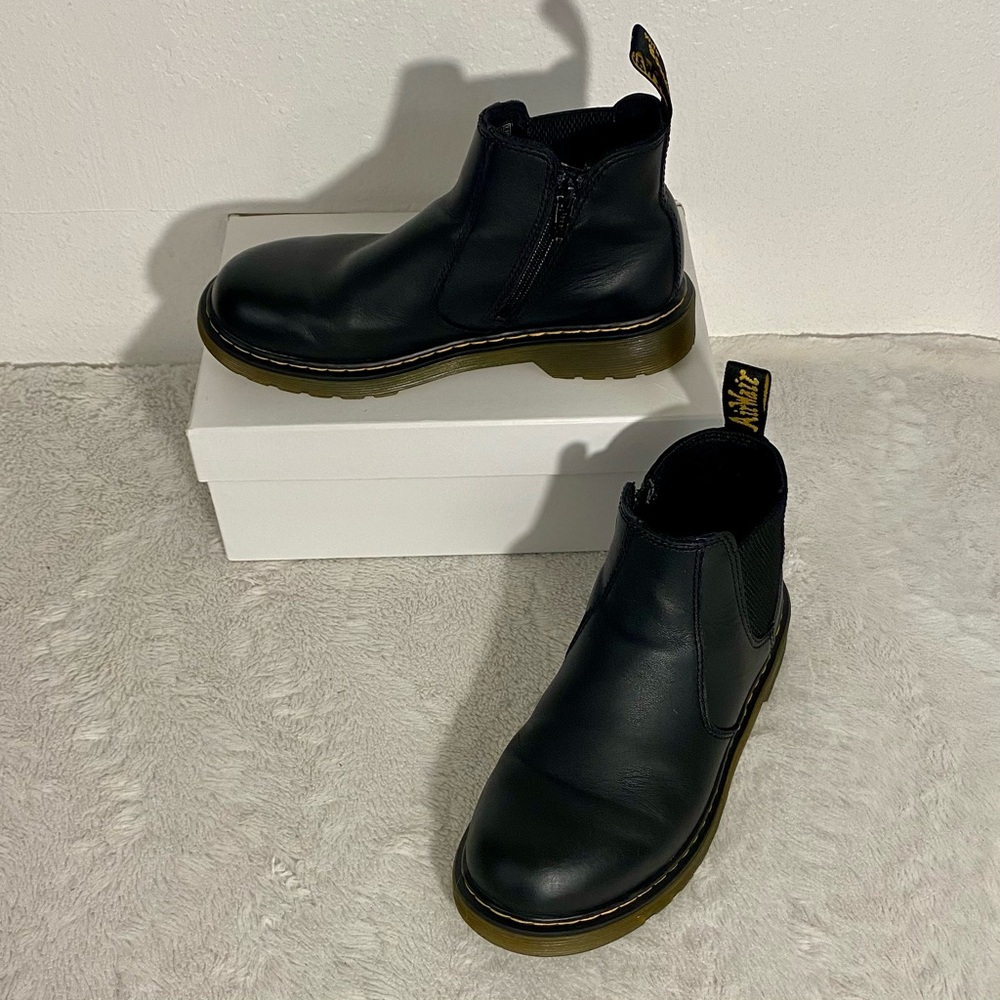 Dr. Martens 2976 Y Black Leather Chelsea Boots Women’s Size 6 Side Zip